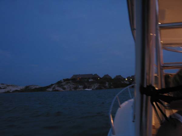 Nyati's Beachlodge i mörker